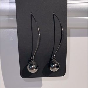 Black pearl threader earrings